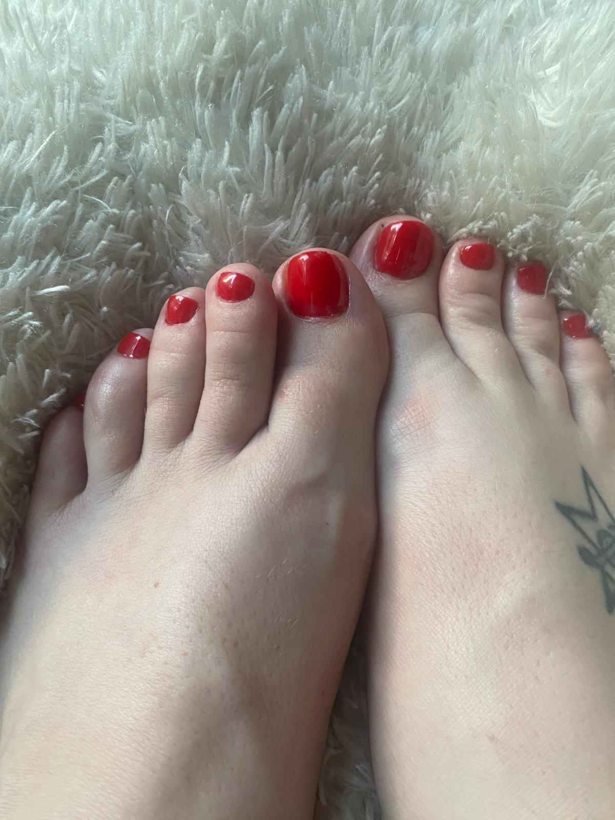 Afgewerkte pedicure met rode nagellak